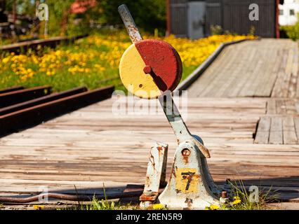 parte interruttore di primo piano per binari ferroviari in rosso e giallo Foto Stock