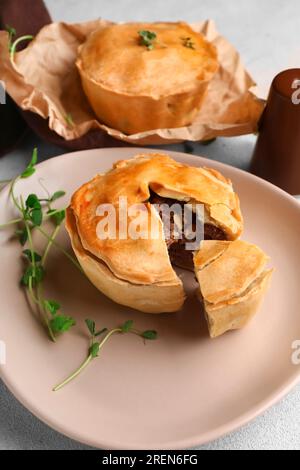 Piatto con gustosa torta di carne su sfondo leggero Foto Stock