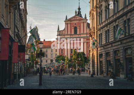 Strade di Lubiana con la Chiesa francescana sullo sfondo - Slovenia Foto Stock