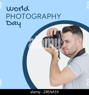 Testo del giorno della fotografia mondiale su uomo blu e caucasico usando la fotocamera Foto Stock