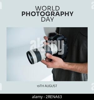 Testo e data del giorno della fotografia mondiale in grigio con la parte centrale dell'uomo caucasico che tiene la macchina fotografica Foto Stock