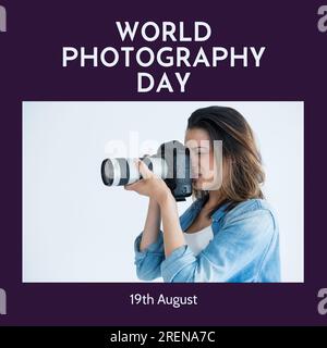 Testo e data del giorno della fotografia mondiale in nero con donna birazziale che usa la fotocamera Foto Stock