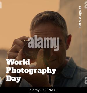 Testo e data del giorno della fotografia mondiale in bianco sopra l'uomo caucasico usando la fotocamera Foto Stock
