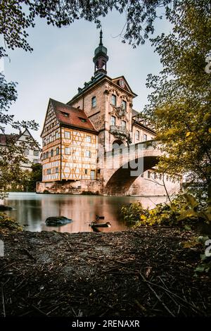 La casa del volante a Bamberga, in Baviera, in Germania. Bellissima casa in legno in mezzo al fiume con 2 ponti. Lunga esposizione e raccapricciante sole Foto Stock