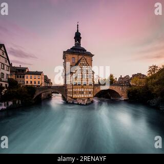 La casa del volante a Bamberga, in Baviera, in Germania. Bellissima casa in legno in mezzo al fiume con 2 ponti. Lunga esposizione e raccapricciante sole Foto Stock