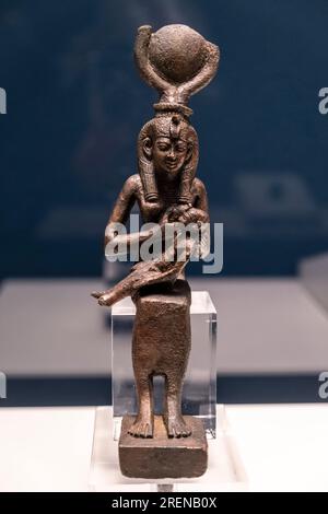 Statuetta della dea Iside con suo figlio Horus, bronzo, tardo periodo, Egitto, collezione del British Museum Foto Stock