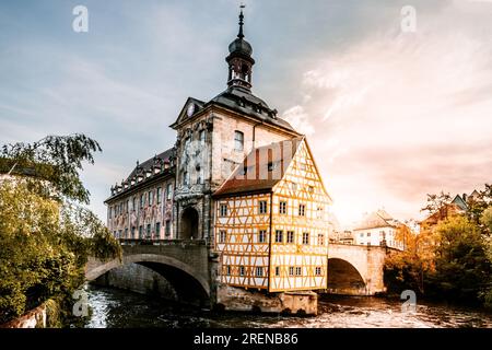 La casa del volante a Bamberga, in Baviera, in Germania. Bellissima casa in legno in mezzo al fiume con 2 ponti. Lunga esposizione e raccapricciante sole Foto Stock