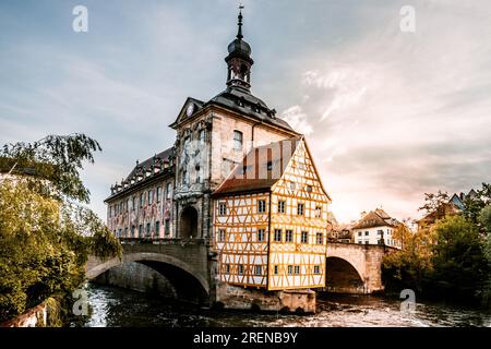 La casa del volante a Bamberga, in Baviera, in Germania. Bellissima casa in legno in mezzo al fiume con 2 ponti. Lunga esposizione e raccapricciante sole Foto Stock