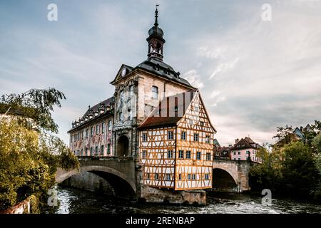 La casa del volante a Bamberga, in Baviera, in Germania. Bellissima casa in legno in mezzo al fiume con 2 ponti. Lunga esposizione e raccapricciante sole Foto Stock