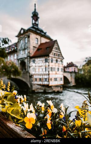 La casa del volante a Bamberga, in Baviera, in Germania. Bellissima casa in legno in mezzo al fiume con 2 ponti. Lunga esposizione e raccapricciante sole Foto Stock