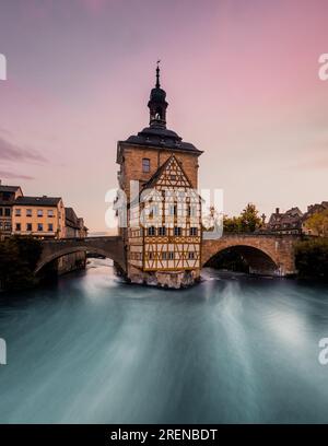 La casa del volante a Bamberga, in Baviera, in Germania. Bellissima casa in legno in mezzo al fiume con 2 ponti. Lunga esposizione e raccapricciante sole Foto Stock