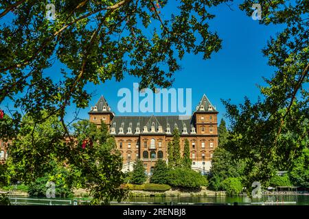 Il Castello del Valentino in stile francese degli anni '1600 nel Parco del Valentino, che oggi ospita la Facoltà di architettura di Torino. Torino, Piemonte, Italia Foto Stock