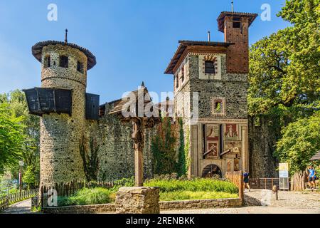 Parco del Valentino, borgo medievale sulle rive del po costruito in occasione dell'esposizione Generale Italiana del 1884 a Torino.Piemonte Foto Stock