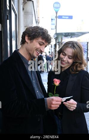 NIELS SCHNEIDER e LOU DE LAAGE in COUP DE CHANCE (2023), diretto da WOODY ALLEN. Credito: Gravier Productions, Perdido Productions / album Foto Stock