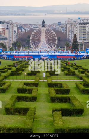 Lisbona, Portogallo - 3 gennaio 2020 : un bellissimo parco e una ruota panoramica a Lisbona, Portogallo Foto Stock