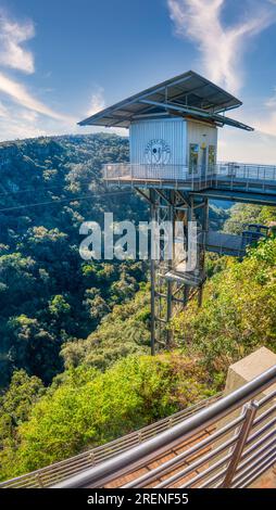 Sud Africa, Graskop, 17 giugno 2023, Graskop Gorge, area ricreativa con ascensore di vetro che scende in una gola, più zip lining e un ponte sospeso j Foto Stock