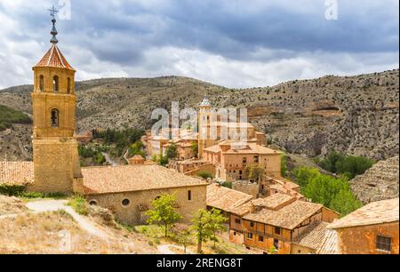 Torre della chiesa di Santiago sulla collina di Albarracin, Spagna Foto Stock