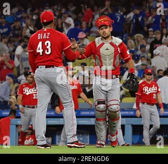 Los Angeles, USA. 29 luglio 2023. Il lanciatore di rilievo dei Cincinnati Reds Alexis Diaz (43) festeggia con il ricevitore Tyler Stephenson dopo aver sconfitto i Los Angele Dodgers 6-5 al Dodger Stadium di Los Angeles venerdì 28 luglio 2023. Foto di Jim Ruymen/UPI credito: UPI/Alamy Live News Foto Stock