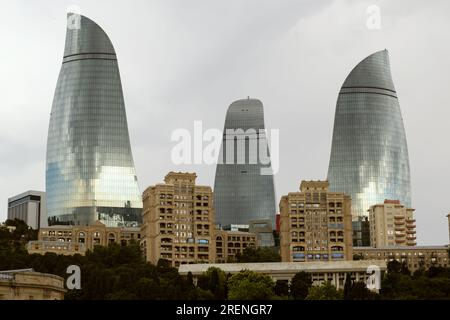 Baku, Azerbaigian - 28 giugno 2023: Una miscela di storia ricca di Baku e meraviglie moderne catturate in un unico fotogramma. Foto Stock