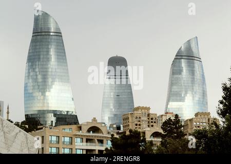 Baku, Azerbaigian - 28 giugno 2023: Una miscela di storia ricca di Baku e meraviglie moderne catturate in un unico fotogramma. Foto Stock