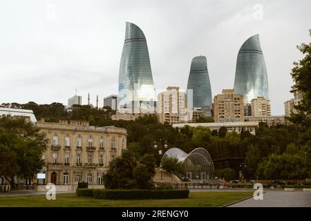 Baku, Azerbaigian - 28 giugno 2023: Una miscela di storia ricca di Baku e meraviglie moderne catturate in un unico fotogramma. Foto Stock