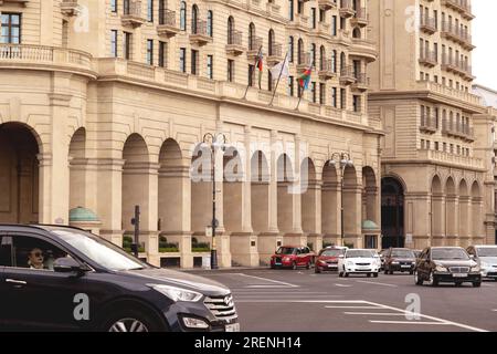 Baku, Azerbaigian - 28 giugno 2023: Un'istantanea che cattura la grandiosità del Four Seasons Hotel immersa nella luce del sole del mattino. Foto Stock