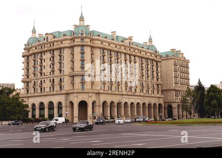 Baku, Azerbaigian - 28 giugno 2023: Un'istantanea che cattura la grandiosità del Four Seasons Hotel immersa nella luce del sole del mattino. Foto Stock