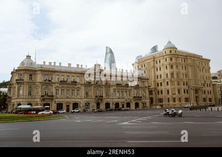 Baku, Azerbaigian - 28 giugno 2023: Una miscela di storia ricca di Baku e meraviglie moderne catturate in un unico fotogramma. Foto Stock