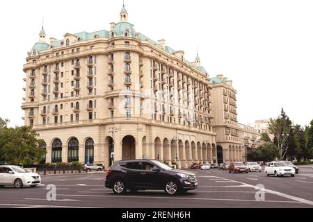 Baku, Azerbaigian - 28 giugno 2023: Un'istantanea che cattura la grandiosità del Four Seasons Hotel immersa nella luce del sole del mattino. Foto Stock