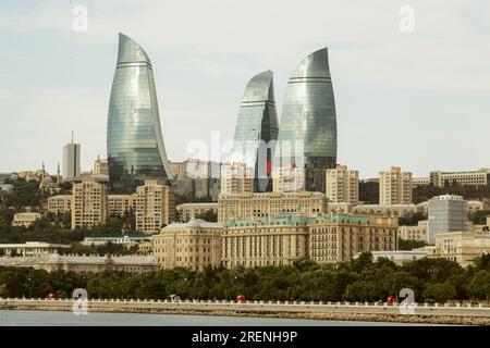 Baku, Azerbaigian - 28 giugno 2023: Una miscela di storia ricca di Baku e meraviglie moderne catturate in un unico fotogramma. Foto Stock