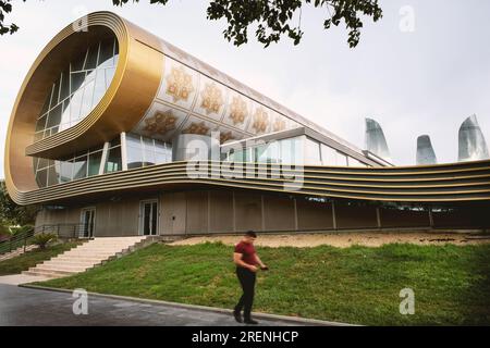 Baku, Azerbaigian - 28 giugno 2023: Una vista mattutina che comprende due simboli iconici di Baku: La meraviglia architettonica del Museo del tappeto e. Foto Stock