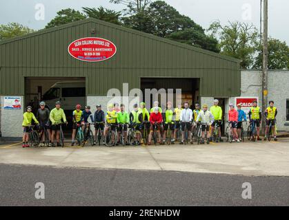 Sabato 29 luglio 2023 Drimoleague, West Cork, Irlanda; Un ciclo di beneficenza si è tenuto oggi a Drimoleague. Il Mizen Loopers Cycle, in aiuto del West Cork Down Syndrome Centre, è iniziato presso Collin's Centra e ha avuto 2 percorsi separati, un percorso di 180 km e un percorso di 90 km. Circa 50 ciclisti hanno preso parte all'evento con alcuni decolli prima del gruppo principale. Il Tour De Munster Cycling Club, che ha organizzato l'evento all'inizio della giornata. Foto: Evan Doak Foto Stock