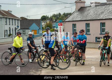 Sabato 29 luglio 2023 Drimoleague, West Cork, Irlanda; Un ciclo di beneficenza si è tenuto oggi a Drimoleague. Il Mizen Loopers Cycle, in aiuto del West Cork Down Syndrome Centre, è iniziato presso Collin's Centra e ha avuto 2 percorsi separati, un percorso di 180 km e un percorso di 90 km. Circa 50 ciclisti hanno preso parte all'evento con alcuni decolli prima del gruppo principale. Hanno partecipato ciclisti di tutta Cork. Credit ed/Alamy Live News Foto Stock