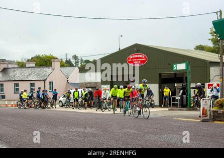 Sabato 29 luglio 2023 Drimoleague, West Cork, Irlanda; Un ciclo di beneficenza si è tenuto oggi a Drimoleague. Il Mizen Loopers Cycle, in aiuto del West Cork Down Syndrome Centre, è iniziato presso Collin's Centra e ha avuto 2 percorsi separati, un percorso di 180 km e un percorso di 90 km. Circa 50 ciclisti hanno preso parte all'evento con alcuni decolli prima del gruppo principale. Il gruppo principale decolla da Drimoleague verso il monte Gabriel a Schull. Credit ed/Alamy Live News Foto Stock