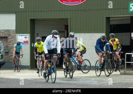 Sabato 29 luglio 2023 Drimoleague, West Cork, Irlanda; Un ciclo di beneficenza si è tenuto oggi a Drimoleague. Il Mizen Loopers Cycle, in aiuto del West Cork Down Syndrome Centre, è iniziato presso Collin's Centra e ha avuto 2 percorsi separati, un percorso di 180 km e un percorso di 90 km. Circa 50 ciclisti hanno preso parte all'evento con alcuni decolli prima del gruppo principale. Il gruppo principale decolla da Drimoleague verso il monte Gabriel a Schull. Credit ed/Alamy Live News Foto Stock