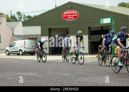 Sabato 29 luglio 2023 Drimoleague, West Cork, Irlanda; Un ciclo di beneficenza si è tenuto oggi a Drimoleague. Il Mizen Loopers Cycle, in aiuto del West Cork Down Syndrome Centre, è iniziato presso Collin's Centra e ha avuto 2 percorsi separati, un percorso di 180 km e un percorso di 90 km. Circa 50 ciclisti hanno preso parte all'evento con alcuni decolli prima del gruppo principale. Il gruppo principale decolla da Drimoleague verso il monte Gabriel a Schull. Credit ed/Alamy Live News Foto Stock