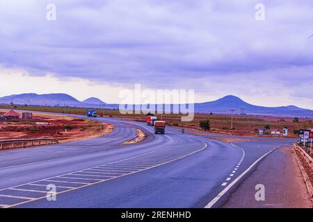 Kenya paesaggi viaggi Safari animali selvatici Monte Kilimanjaro Kimana Loitokitok Emali Highway Road giraffe Africa orientale natura Amboseli National Foto Stock