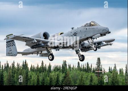 UN U.S. Air Force A-10C Thunderbolt decolla Red Flag Alaska 23-2 il 9 giugno 2023. STATI UNITI Foto dell'aeronautica militare di Senior Airman Trevor Gordnier Foto Stock