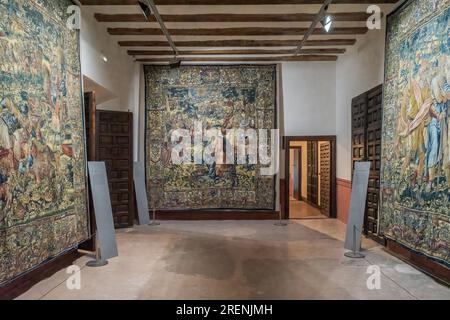 La Fondazione Santa María recupera arazzi dal Museo Diocesano di Albarracín, palazzo episcopale del XVIII secolo, Teruel, Aragona, Spagna. Foto Stock