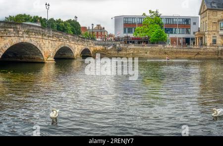 Regno Unito, Bedford, 26 giugno 2023, editoriale, fiume e ponte vista persone canottaggio e cigni Foto Stock