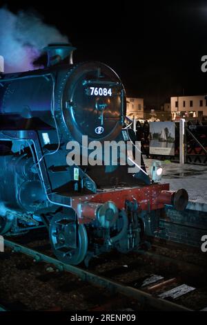 treno a vapore in attesa alla stazione di sheringham, norfolk, inghilterra settentrionale Foto Stock