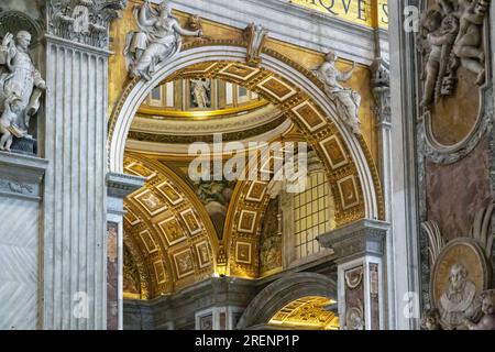 ROMA, VATICANO - 9 MARZO 2023: Questo è un frammento dell'architettura di San La Basilica di Pietro. Foto Stock