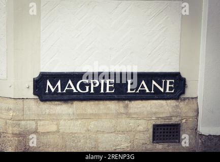 Una fotografia di un cartello stradale "Magpie Lane", a Oxford, Inghilterra Foto Stock