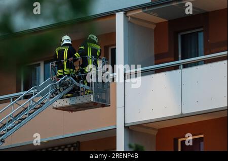 Vigili del fuoco su una scala giradischi Foto Stock