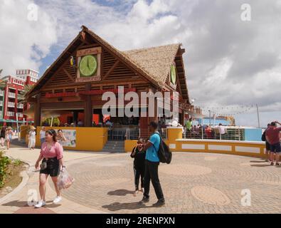 Il Bar da qualche parte alle 5 vicino al terminal delle navi da crociera in una luminosa giornata d'inverno con persone in primo piano Foto Stock