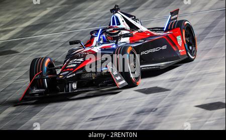 Pascal Wehrlein di TAG Heuer Porsche durante la prova uno davanti all'e-Prix di Londra Hankook del 2023 all'Excel Circuit di Londra. Data immagine: Venerdì 28 luglio 2023. Foto Stock