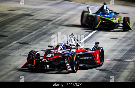 Pascal Wehrlein di TAG Heuer Porsche seguito da Nico Muller di ABT CUPRA durante la prima prova in vista dell'e-Prix di Londra Hankook del 2023 all'Excel Circuit di Londra. Data immagine: Venerdì 28 luglio 2023. Foto Stock