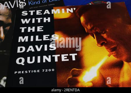 Viersen, Germania - 9 giugno. 2023: Closeup of of of vinyl album jazz cover Steamin con il quintetto Miles Davis Foto Stock