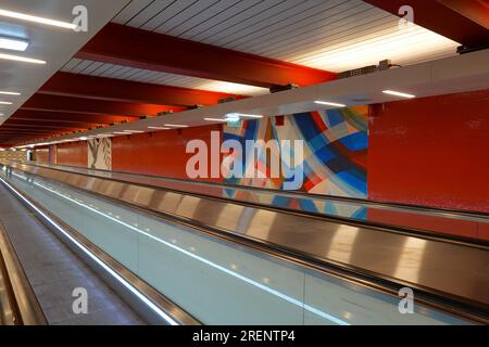 Parigi, RER, Kunst an den Wänden eines Korridors in der S-Bahn-stazione Auber // Parigi, Street Art sulle mura di un corridoio alla stazione RER Auber Foto Stock