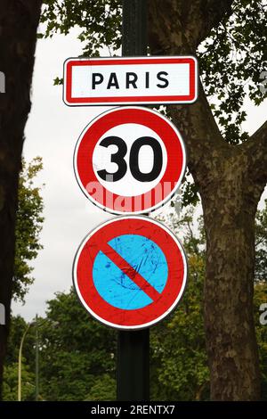 Paris, Geschwindigkeitsbeschränkung auf 30 km/h und Parkverbot // Paris, limitazione di velocità 30 km/h e divieto di parcheggio Foto Stock